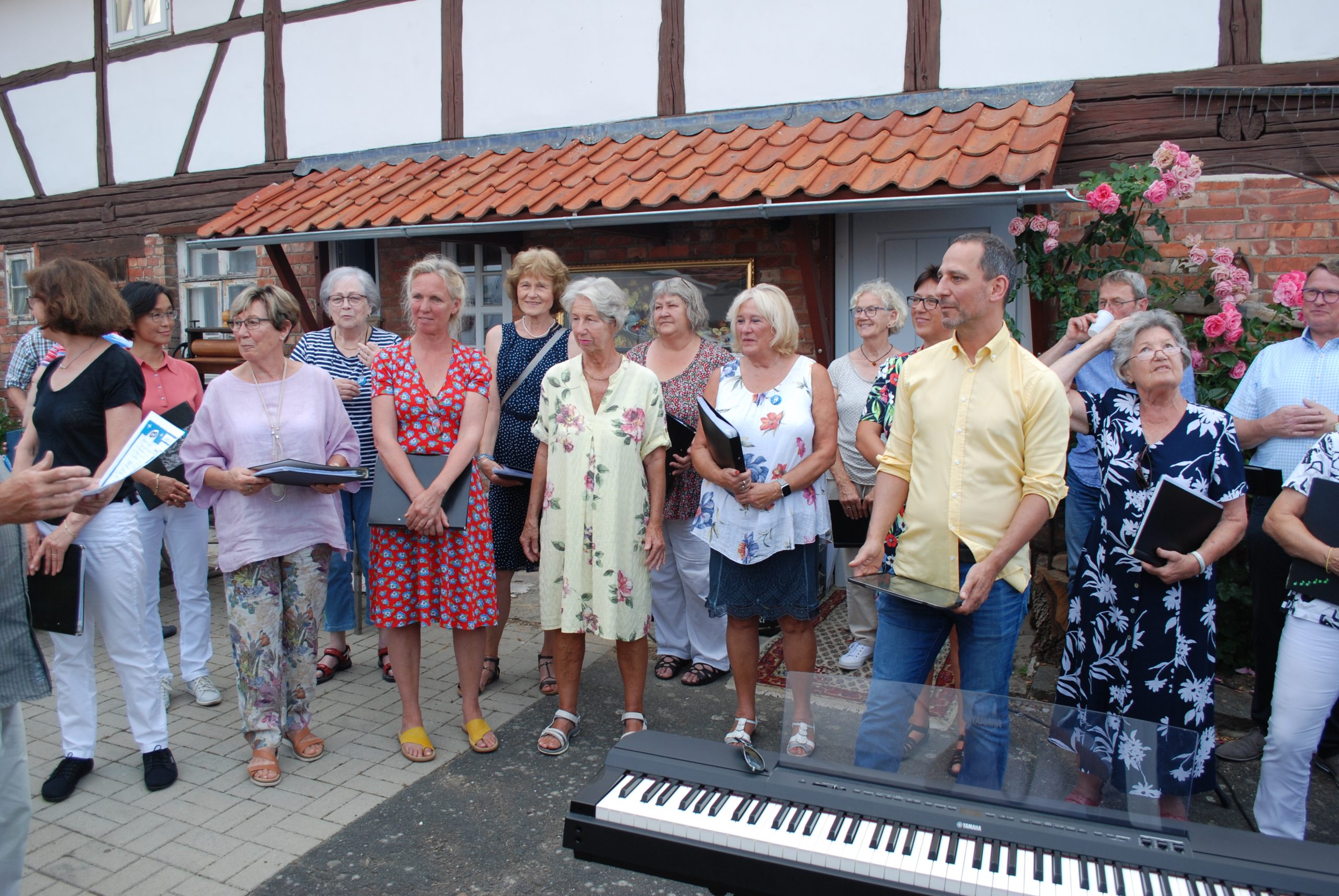 Foto des Gemischten Chores beim Singer an der Heimatstube Baddeckenstedt