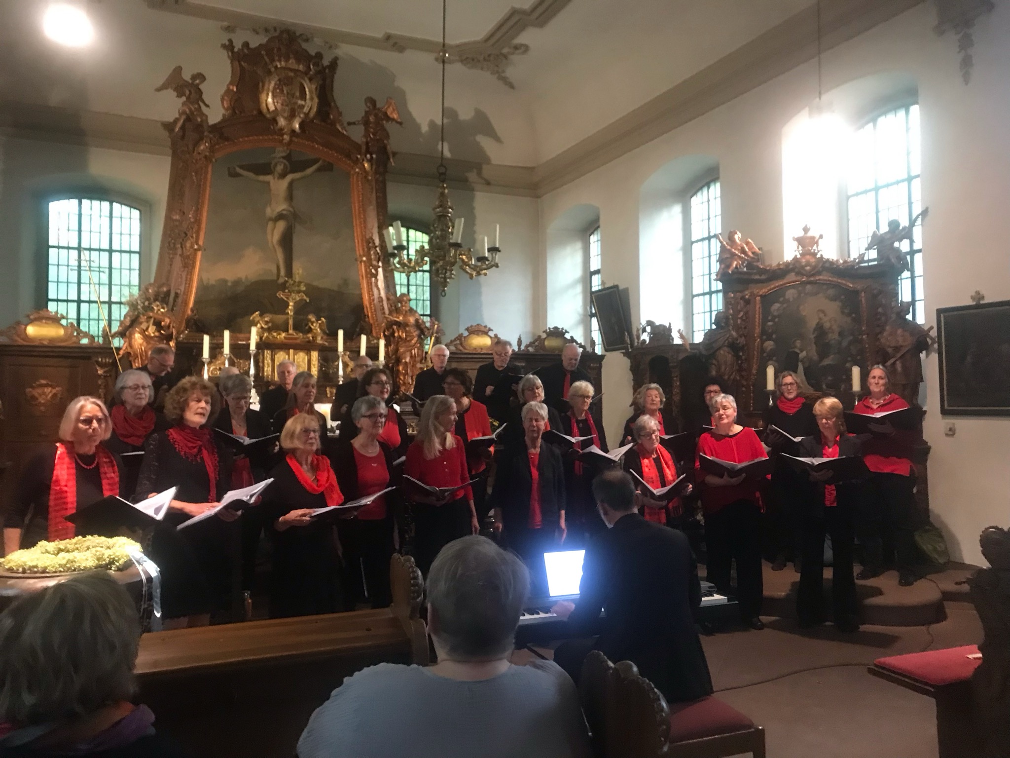 Foto der Sänger:innen beim Konzert auf dem Wohldenberg am 20. September 2026